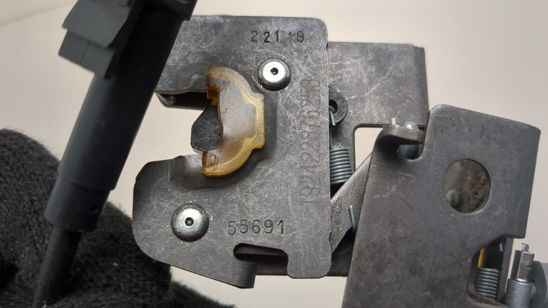 Замок спинки сиденья