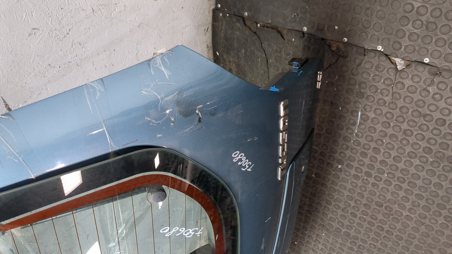 Дверь багажника