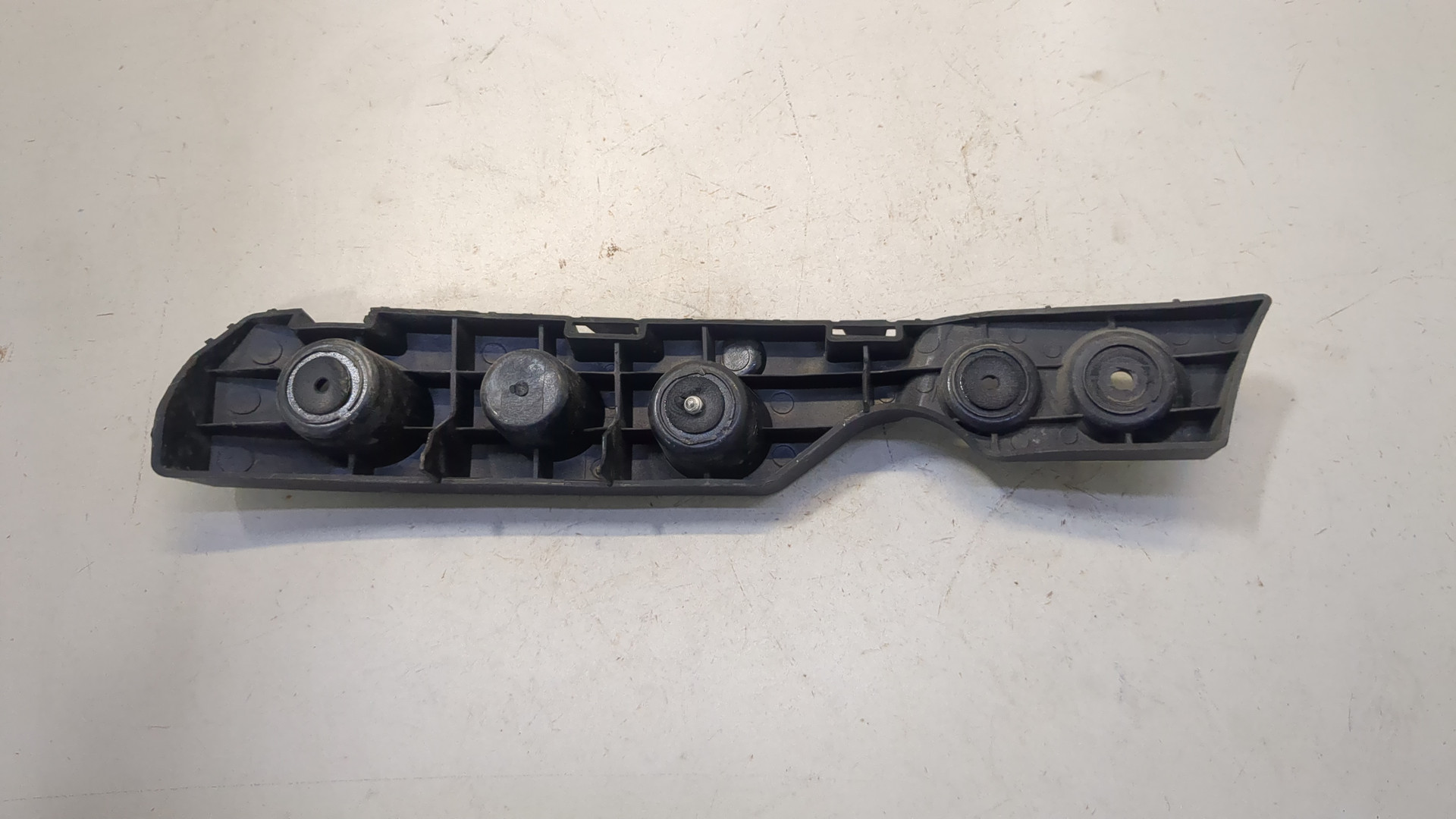 Кронштейн заднего бампера левый