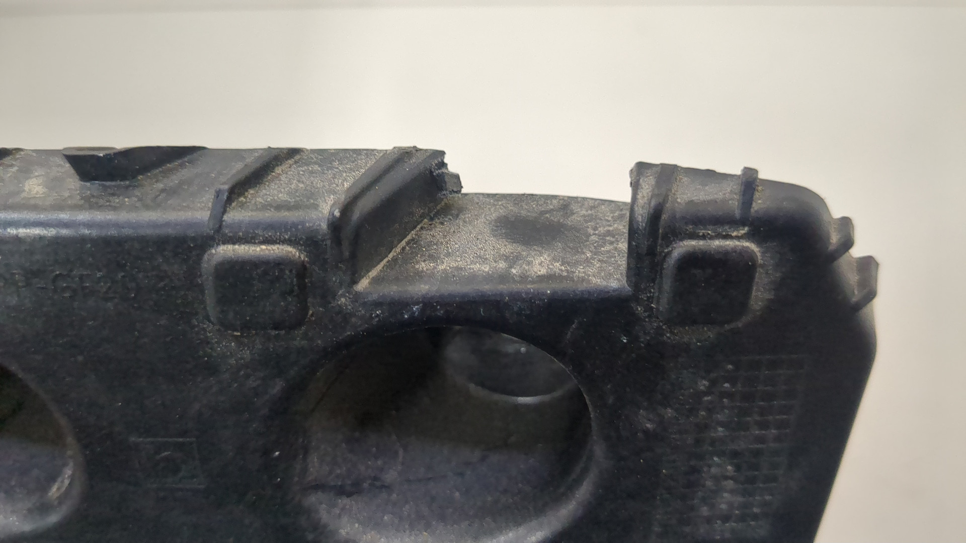 Кронштейн заднего бампера левый