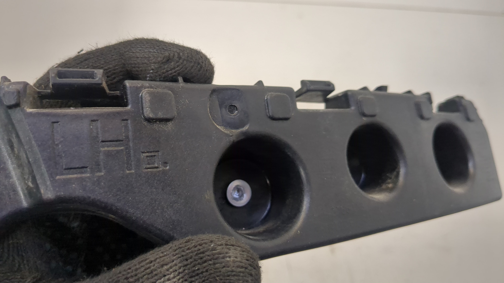 Кронштейн заднего бампера левый