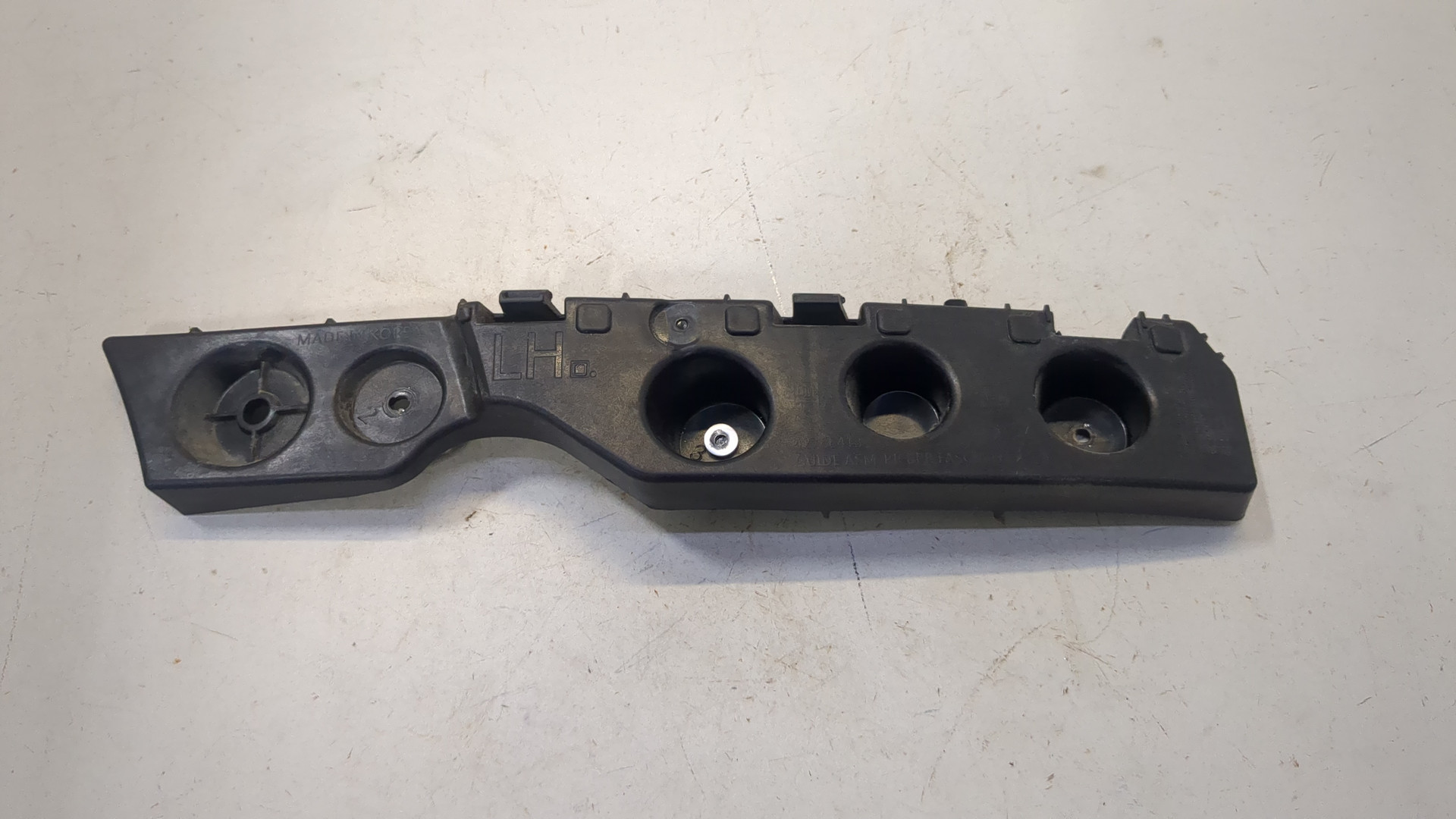 Кронштейн заднего бампера левый