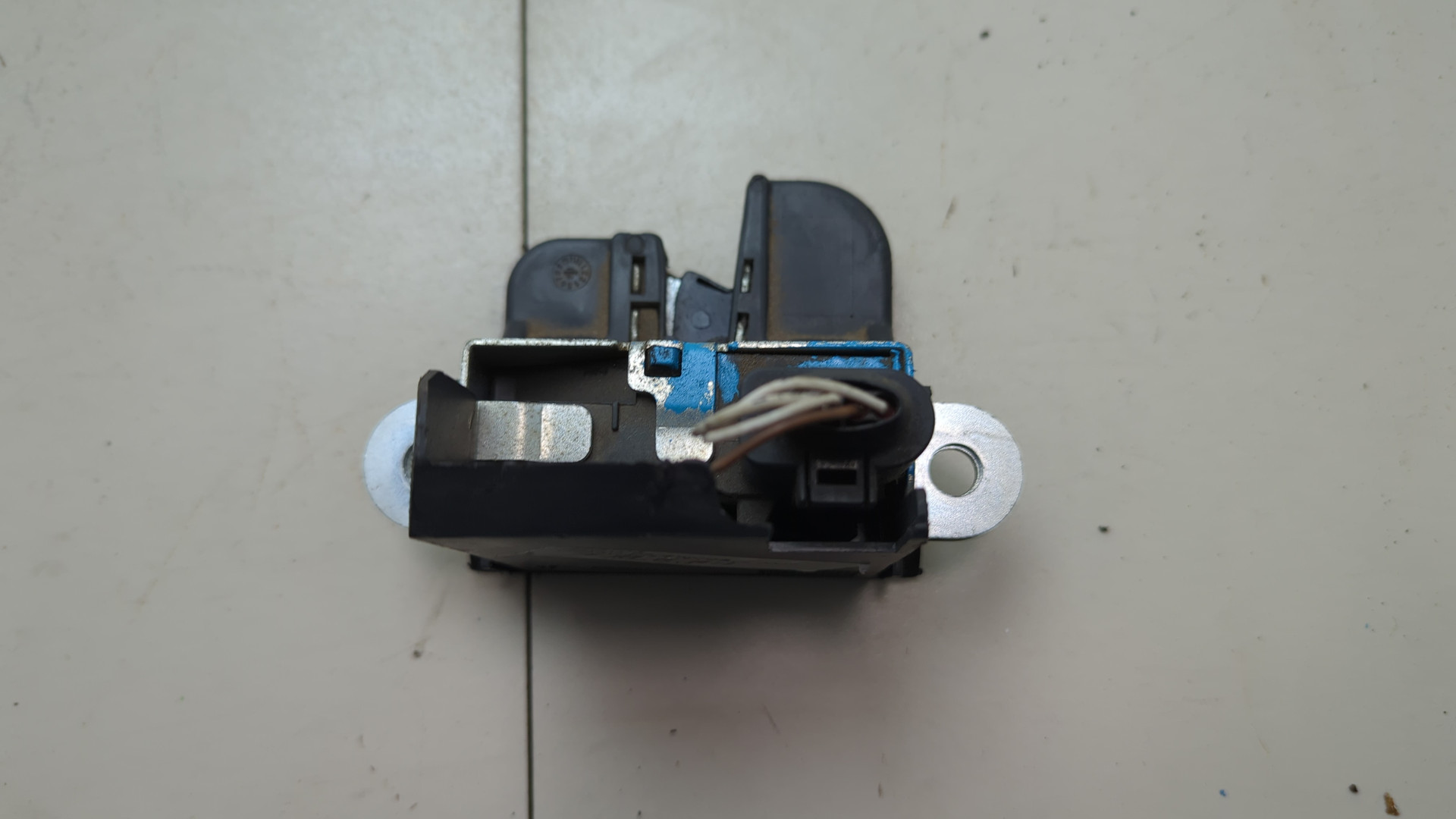 Замок багажника