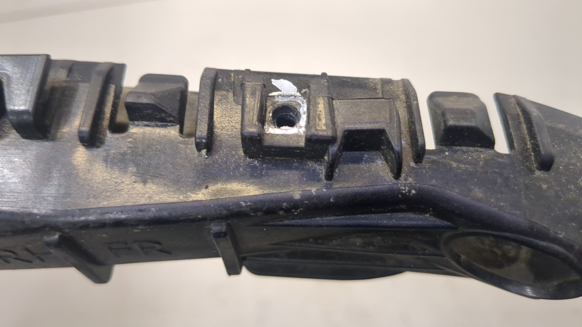 Кронштейн переднего бампера правый