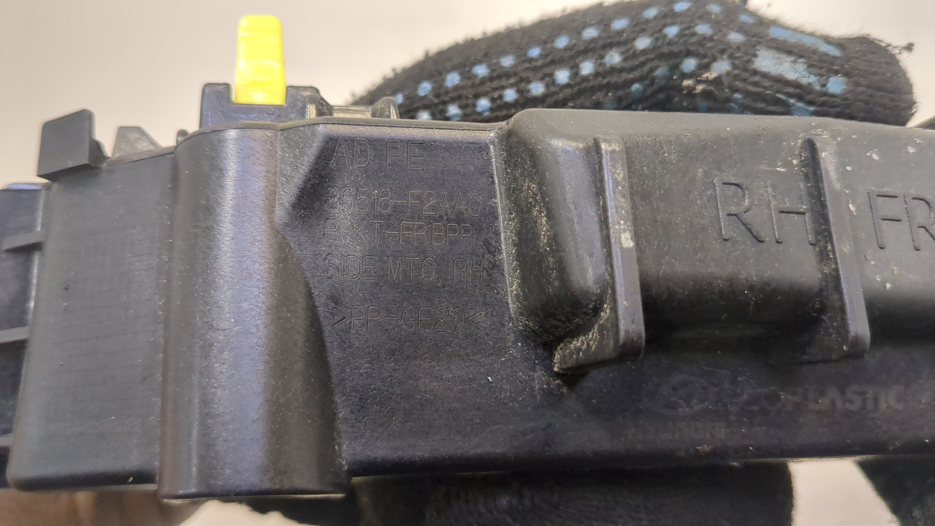 Кронштейн переднего бампера правый