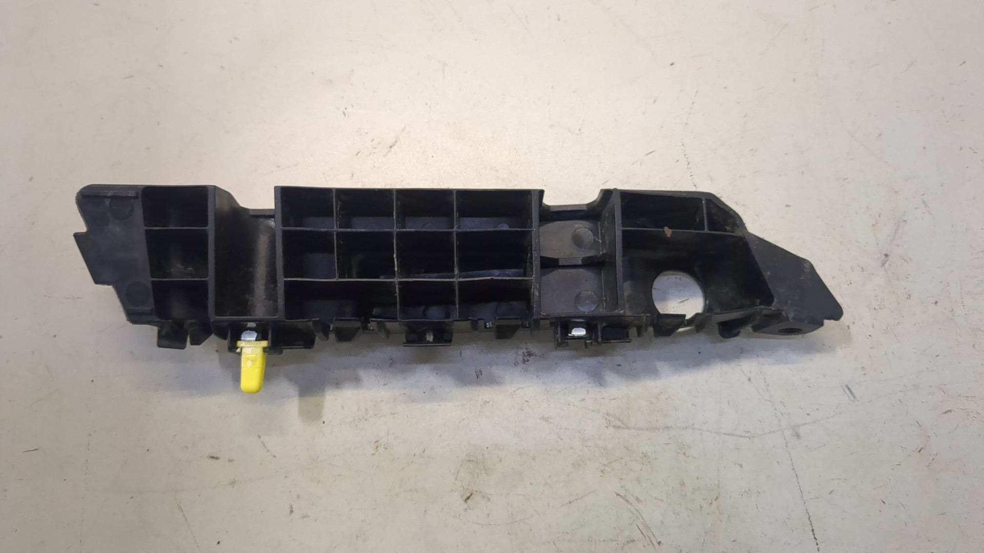 Кронштейн переднего бампера правый