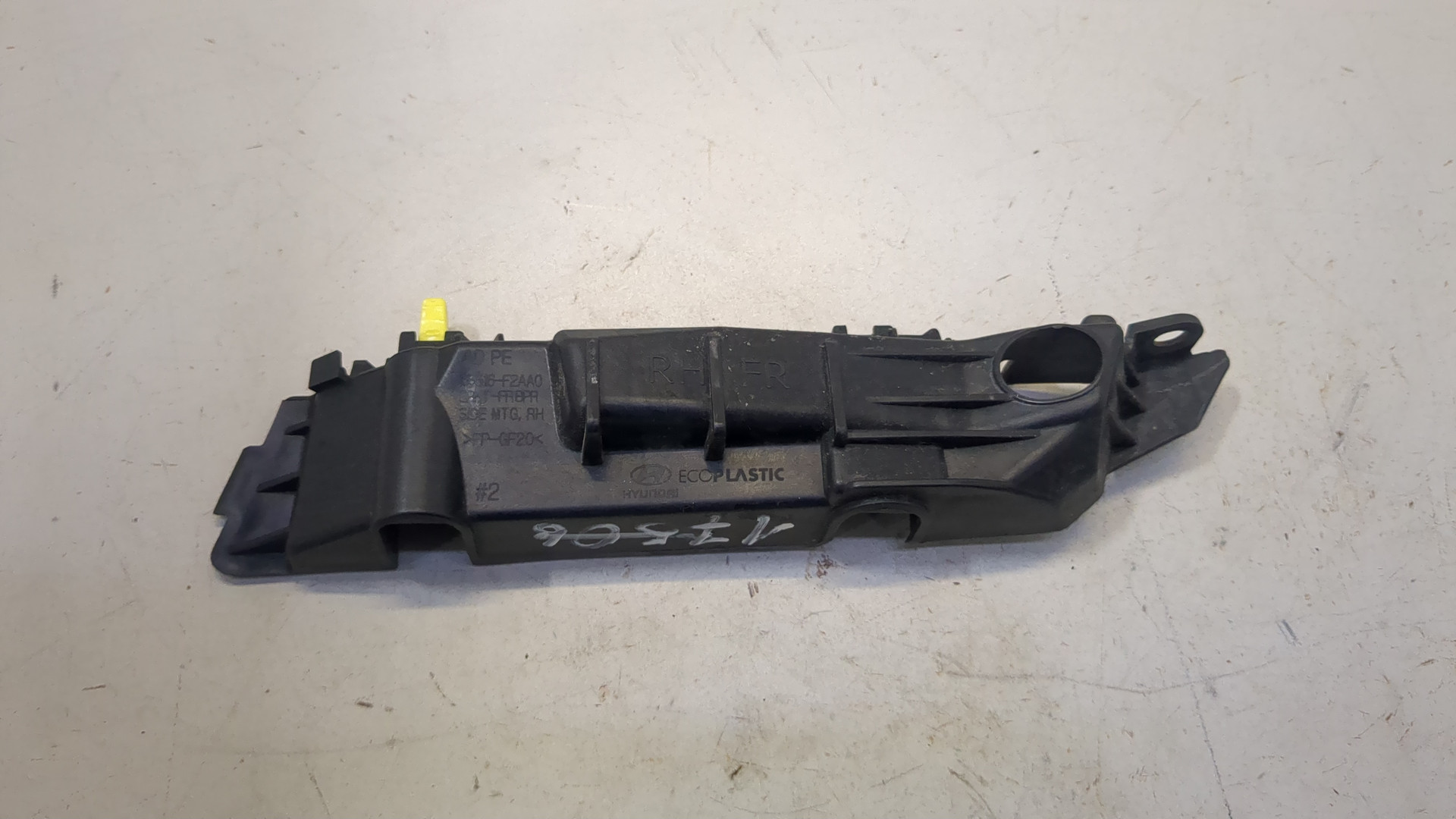 Кронштейн переднего бампера правый