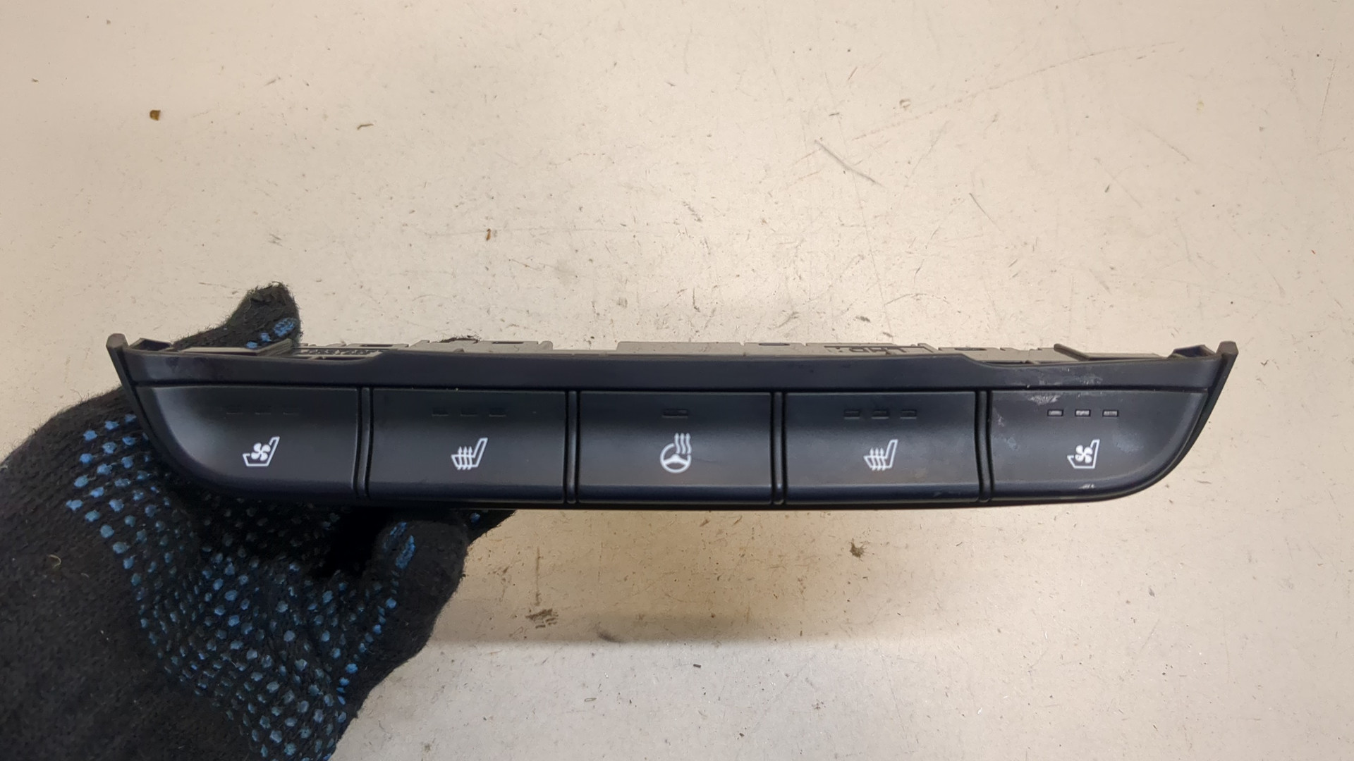 Кнопка обогрева сидений