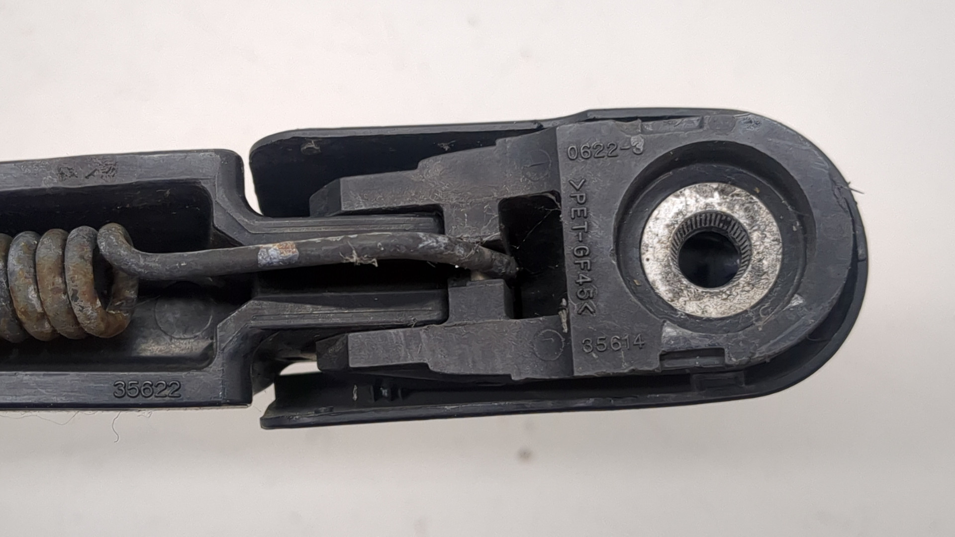 Поводок стеклоочистителя заднего