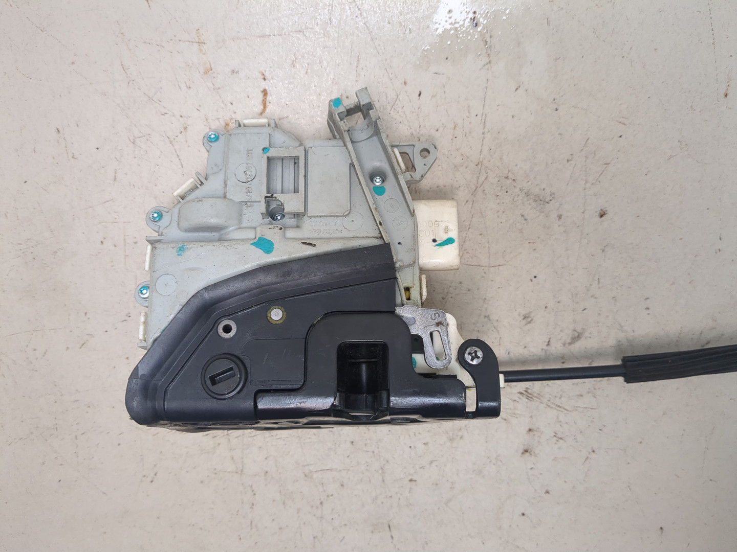 Замок двери задней левой