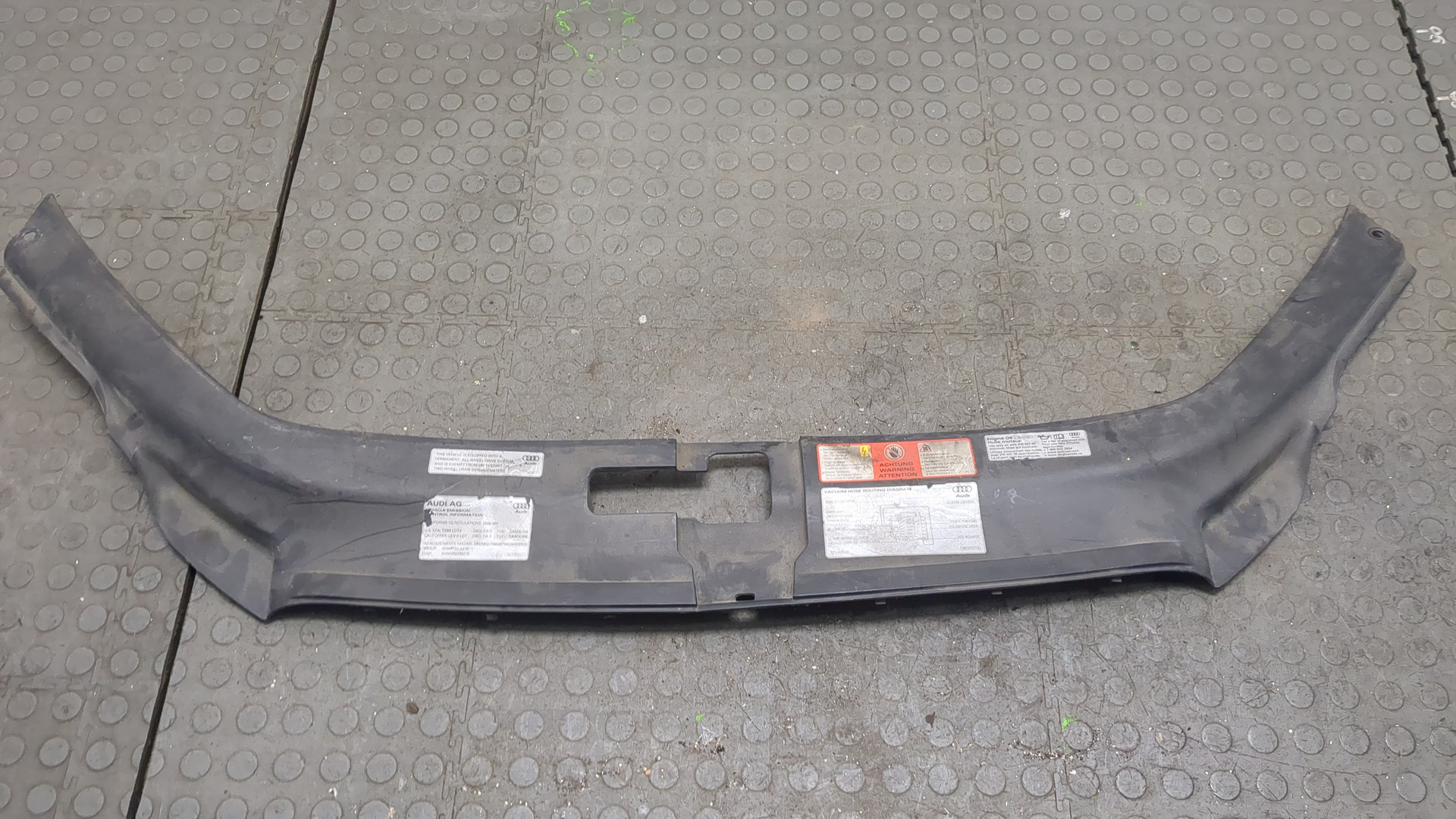 Кожух замка капота