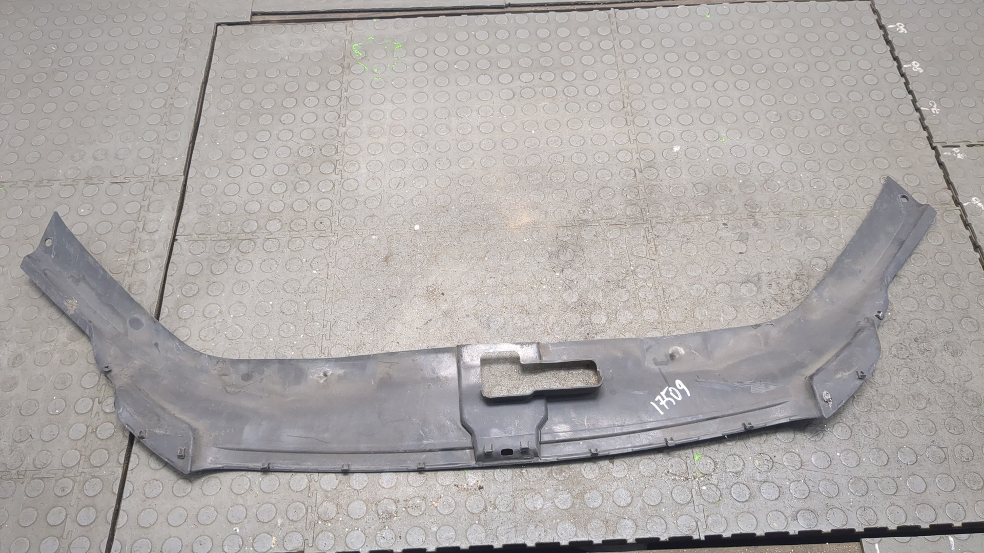 Кожух замка капота