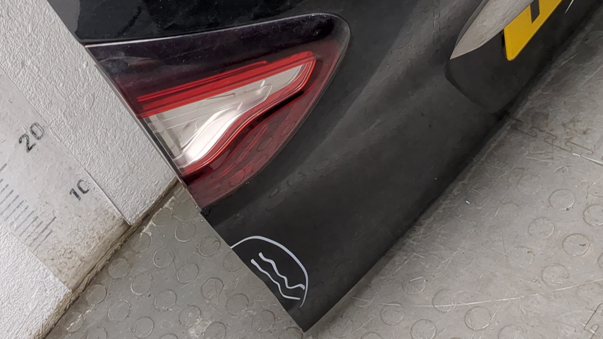 Дверь багажника