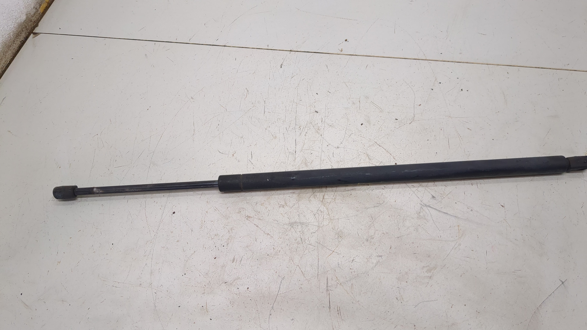 Амортизатор крышки багажника