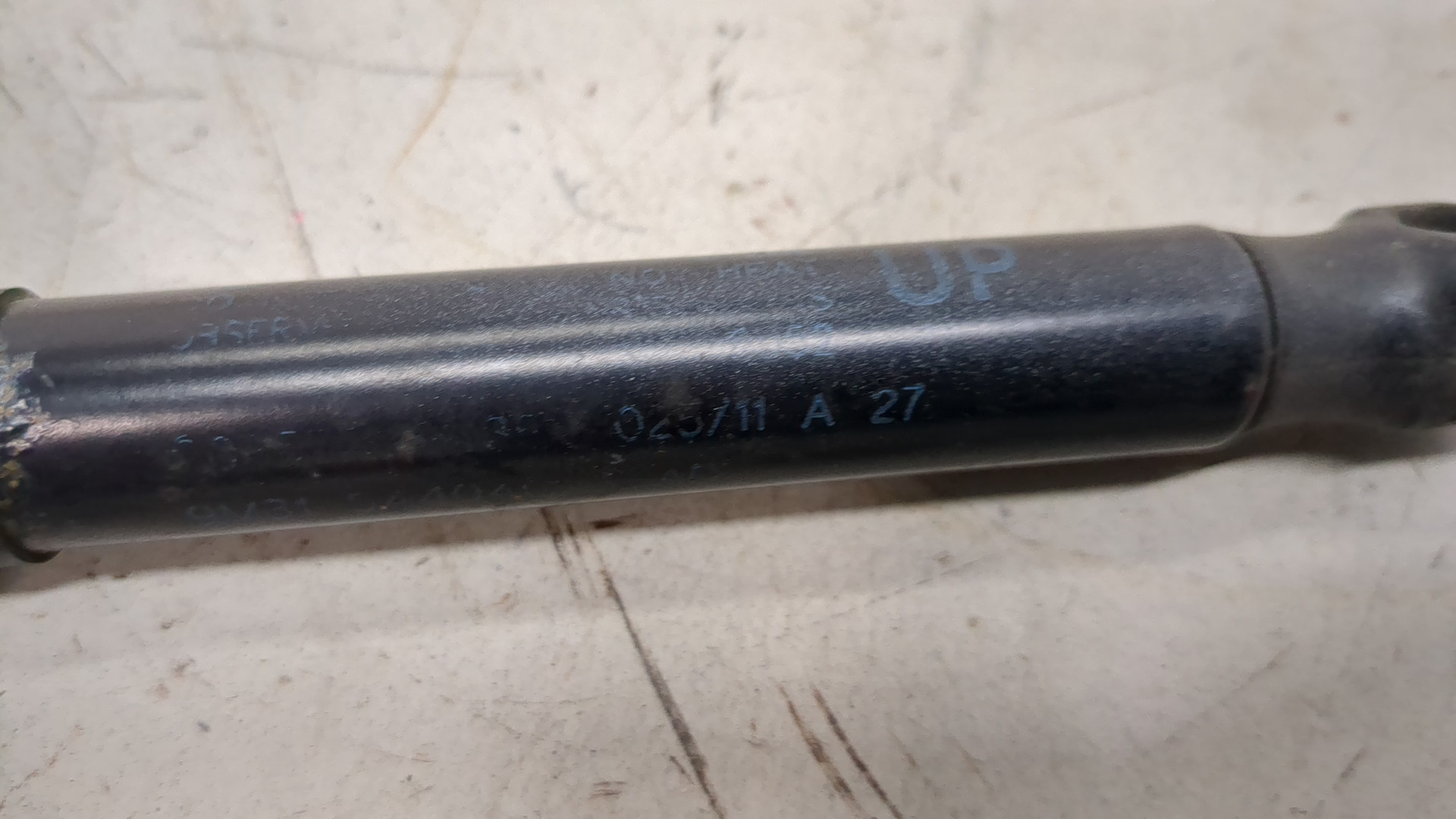 Амортизатор крышки багажника