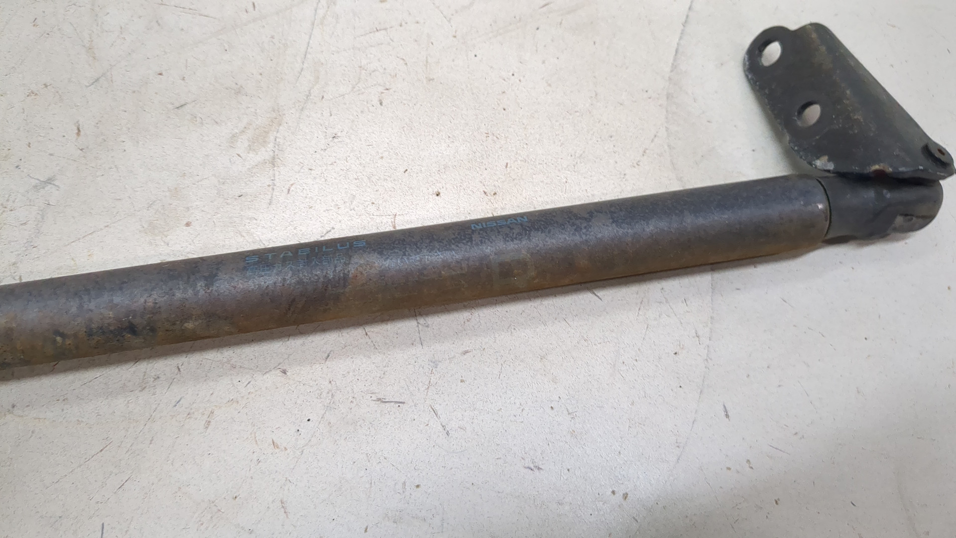 Амортизатор крышки багажника