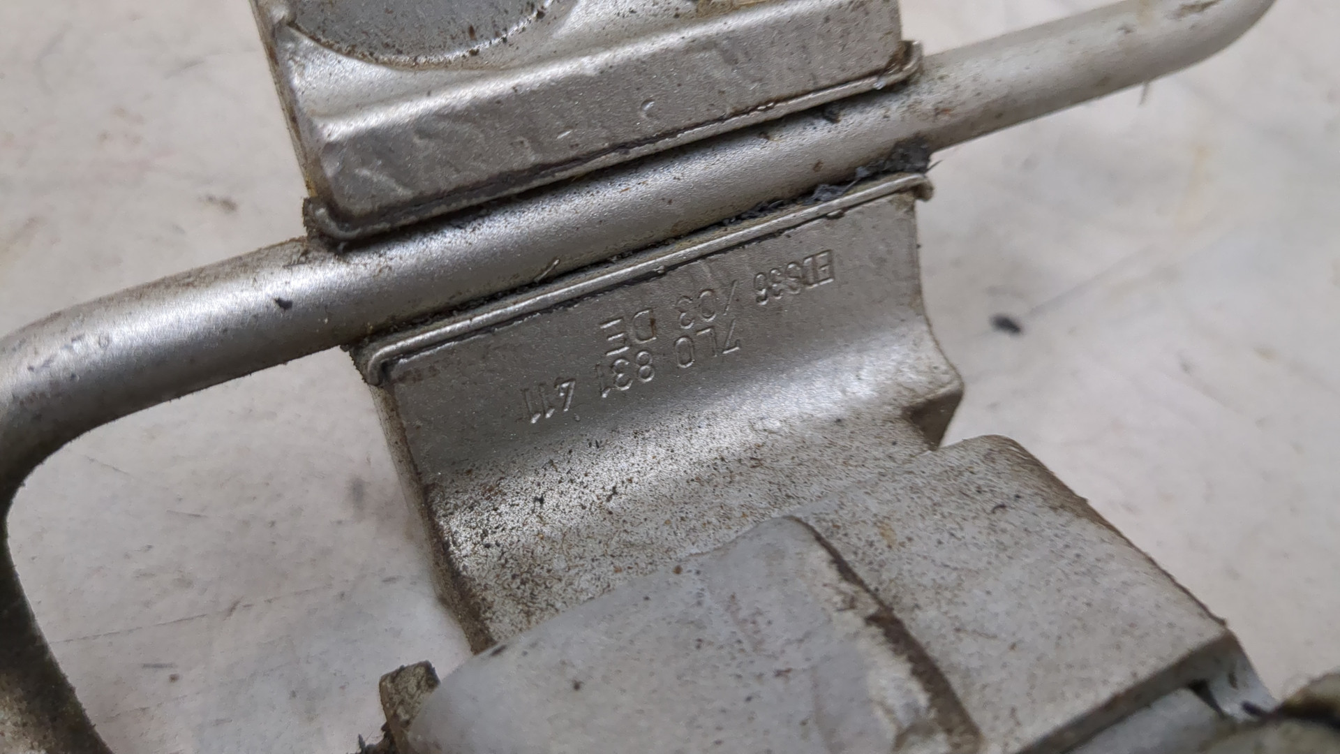 Петля двери