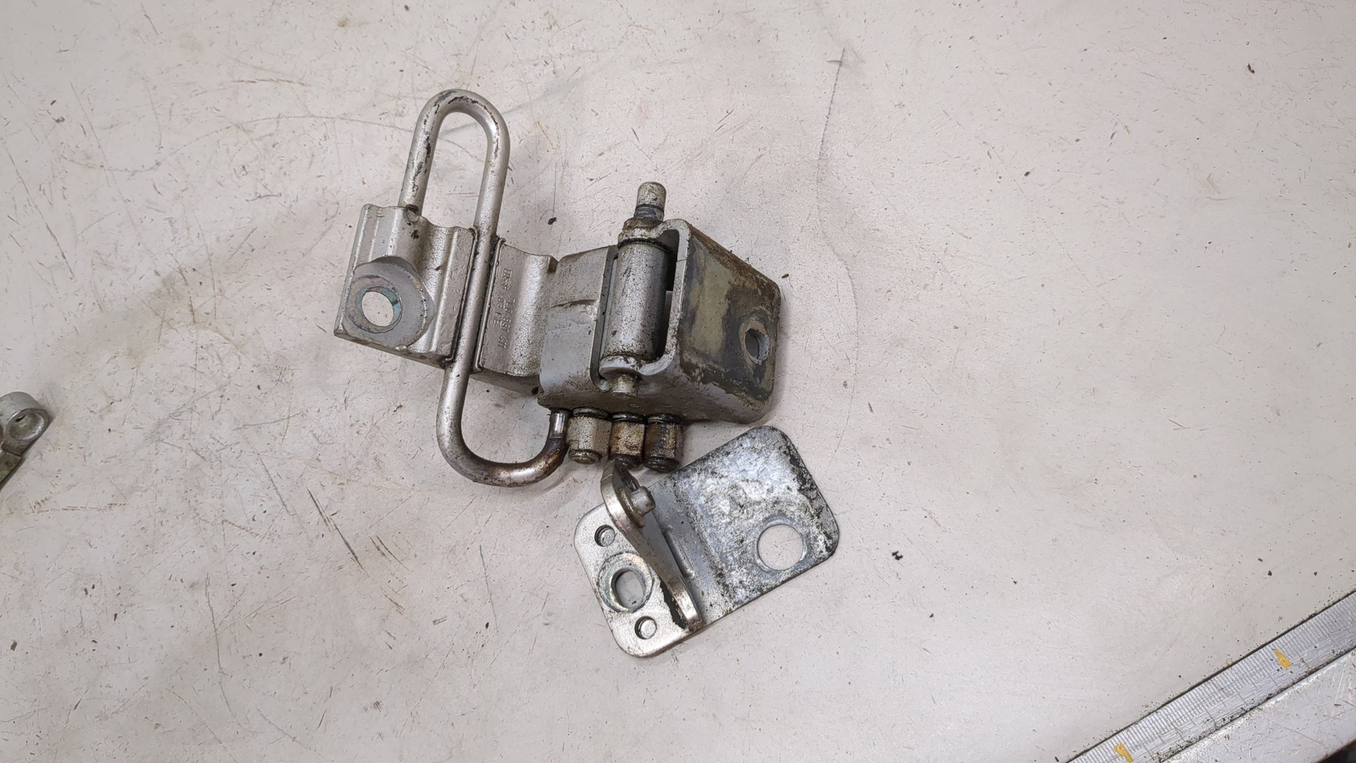 Петля двери