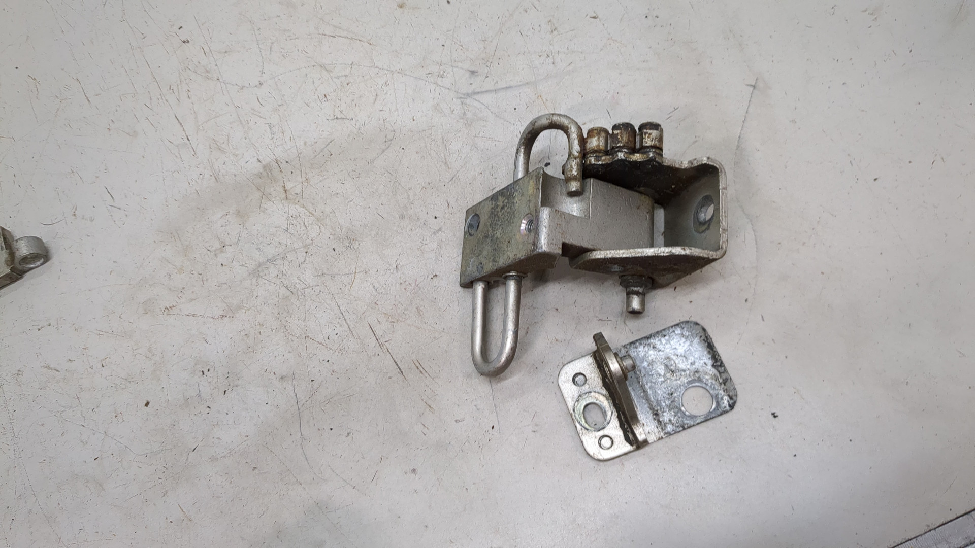 Петля двери