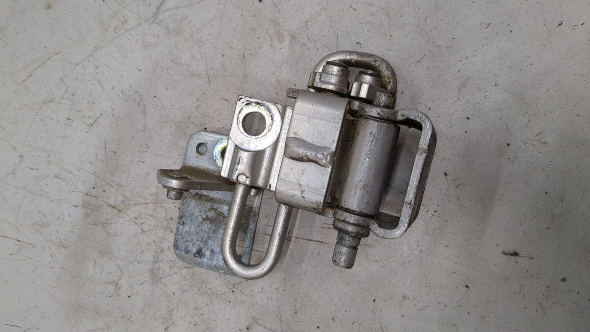 Петля двери