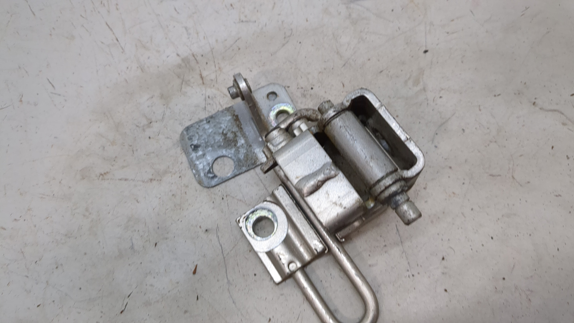 Петля двери