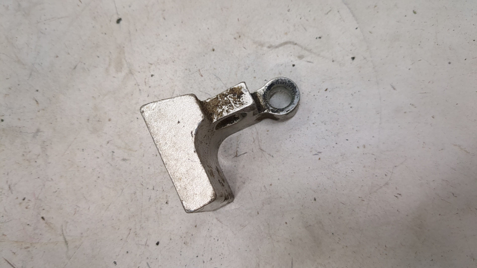 Петля двери