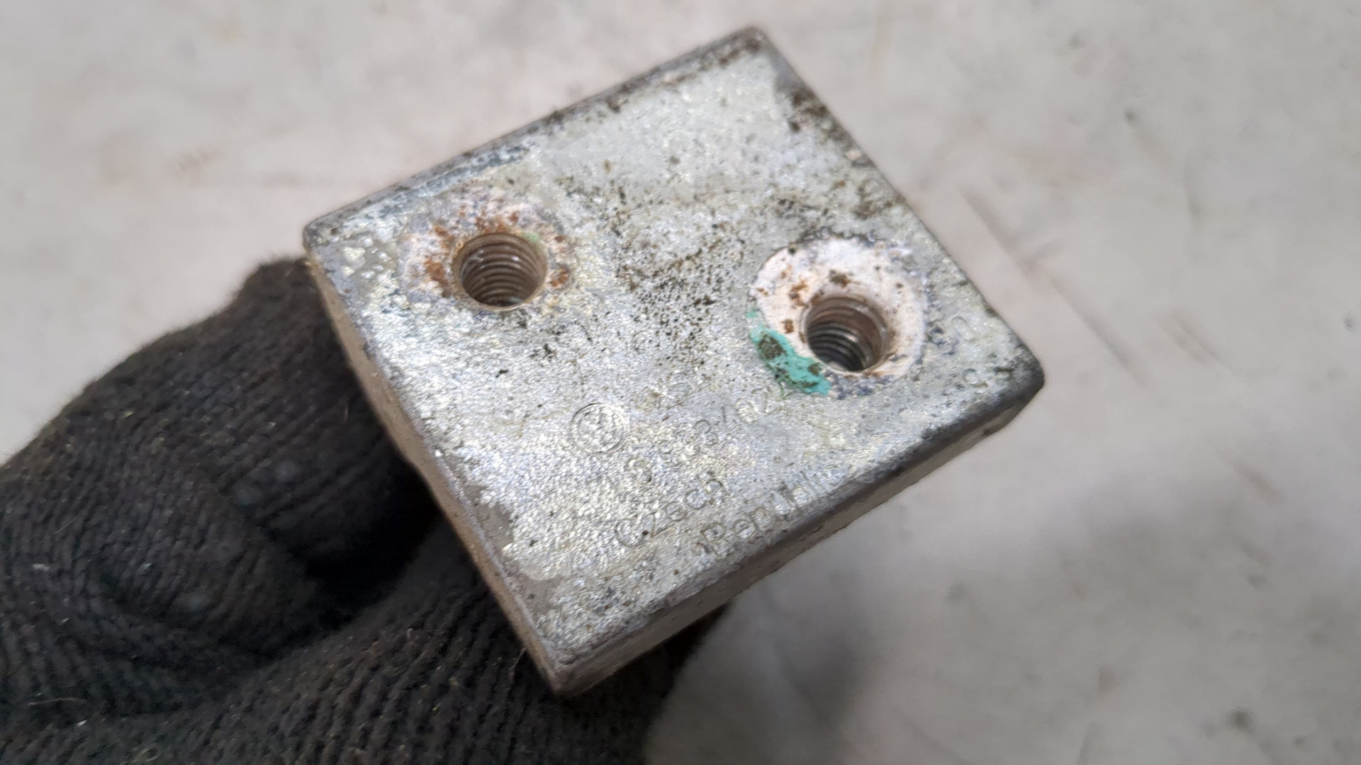 Петля двери