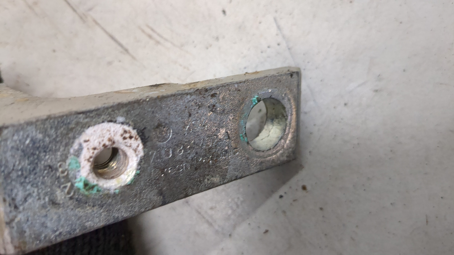 Петля двери