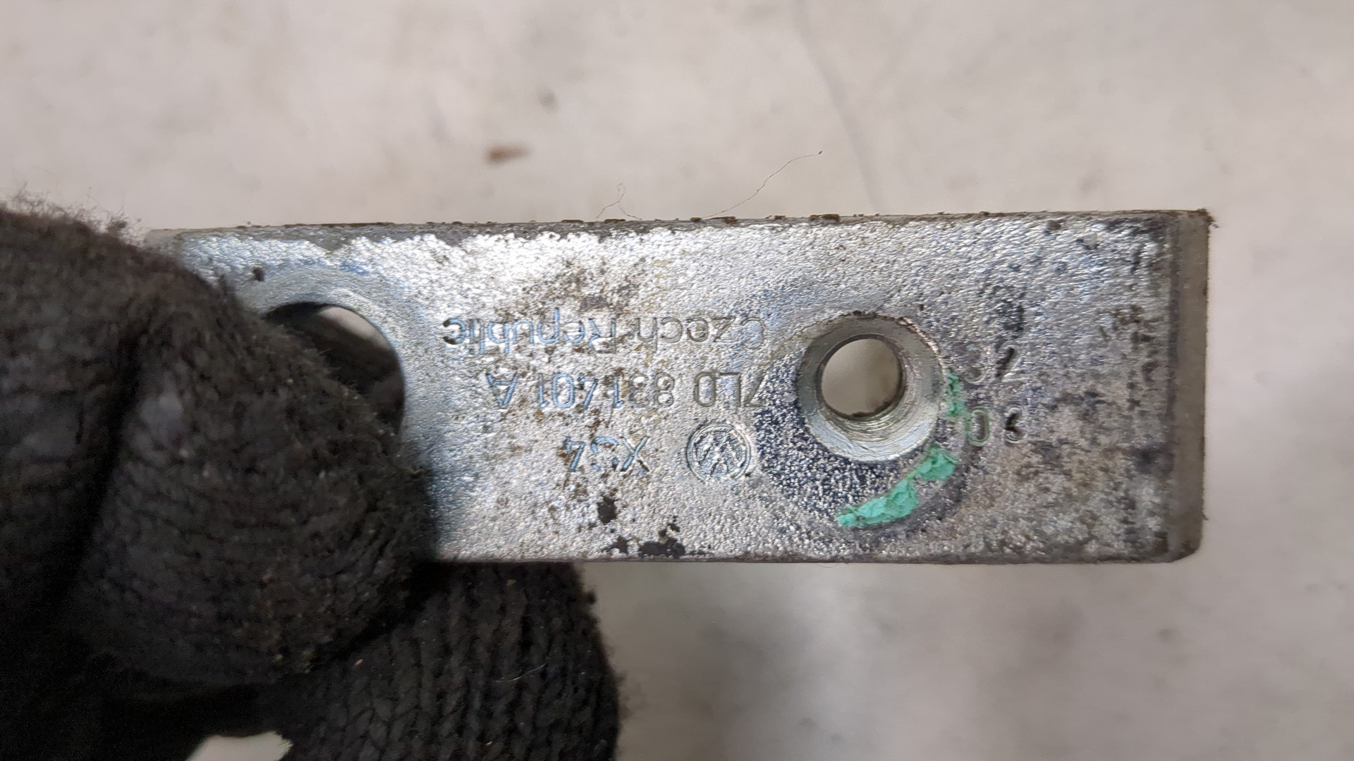 Петля двери