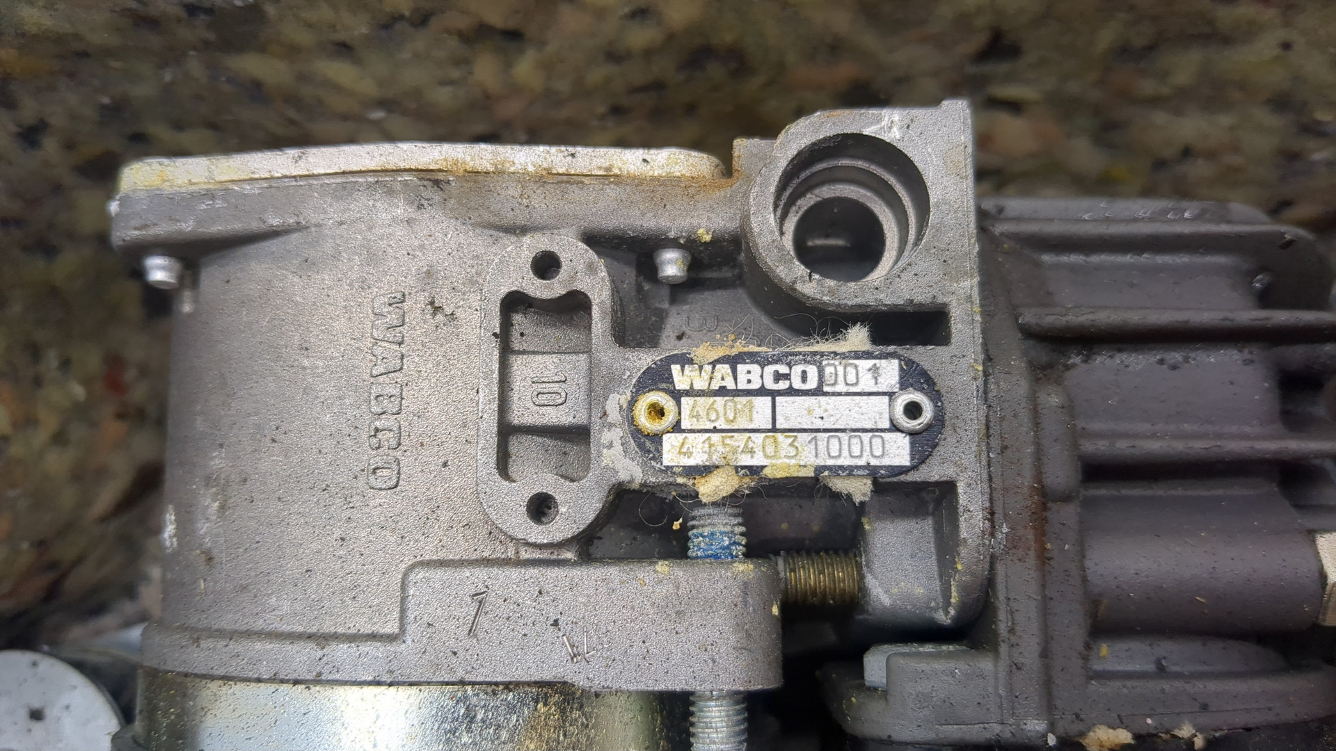 Насос регулировки подвески