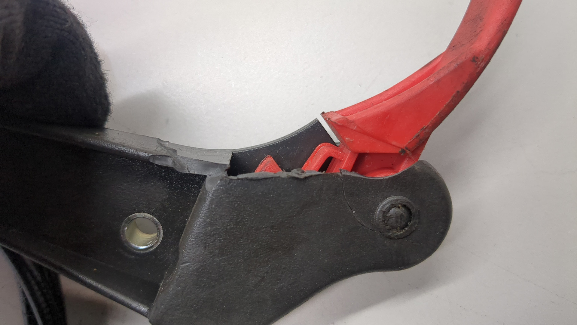 Трос открывания капота