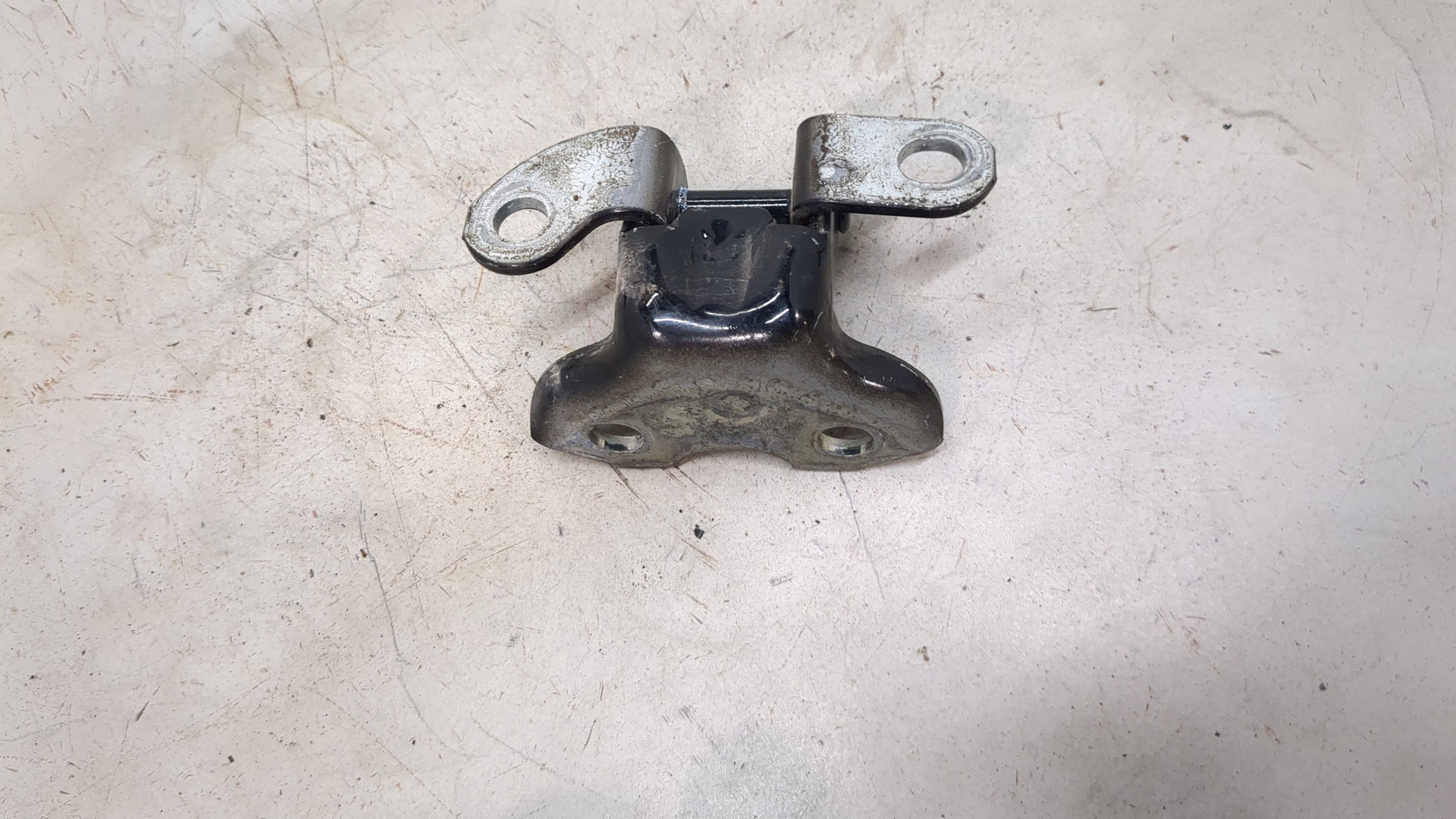 Петля двери