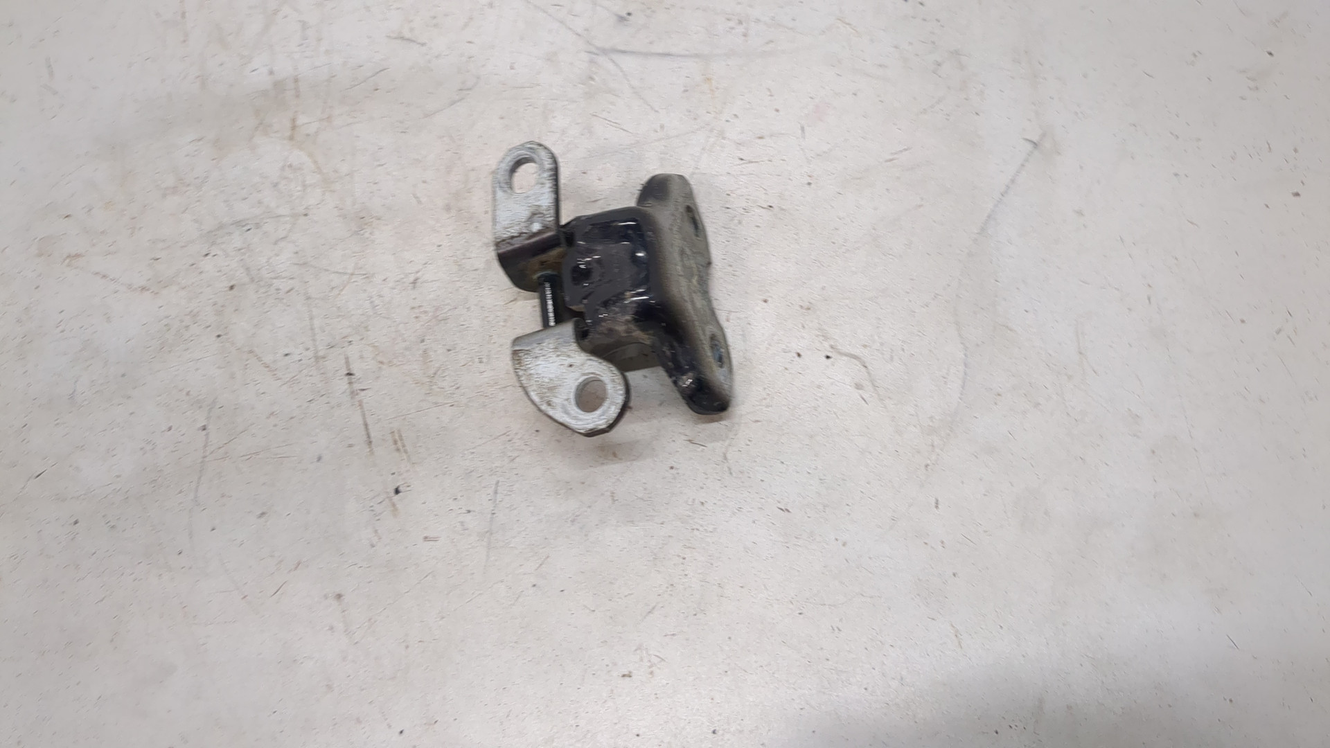 Петля двери