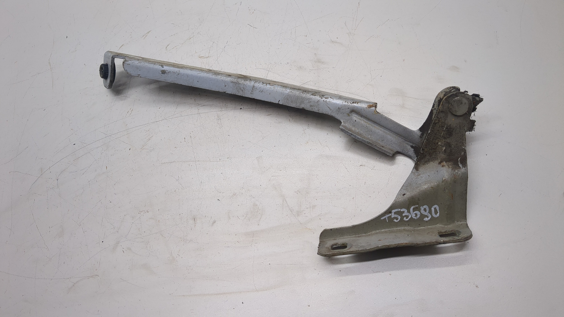 Петля капота левая