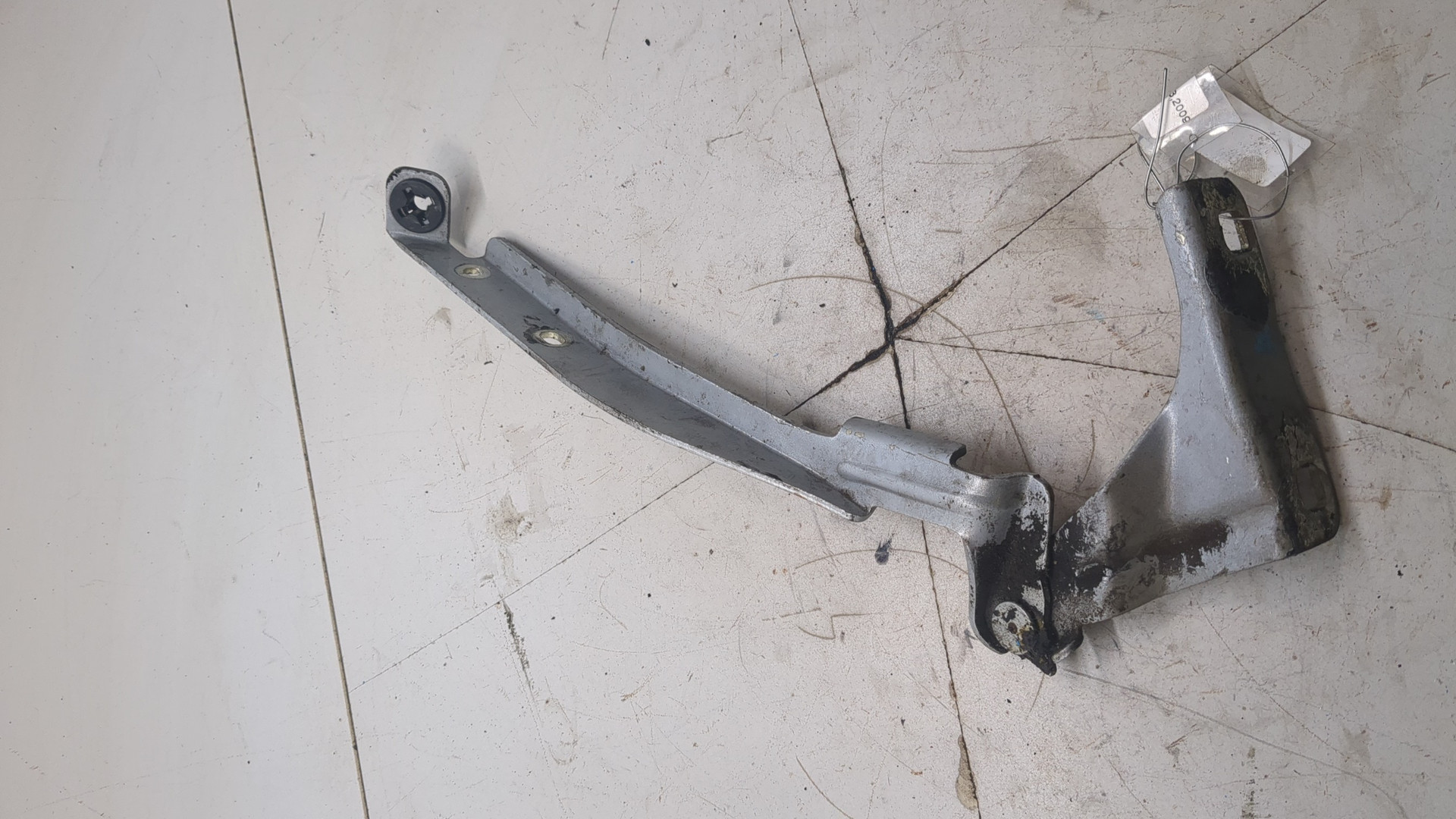 Петля капота левая