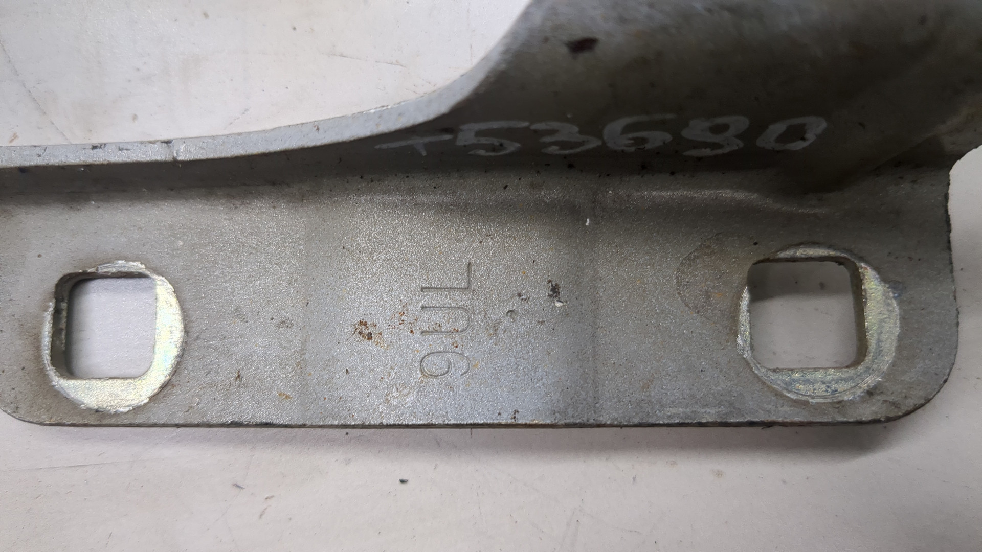 Петля капота левая