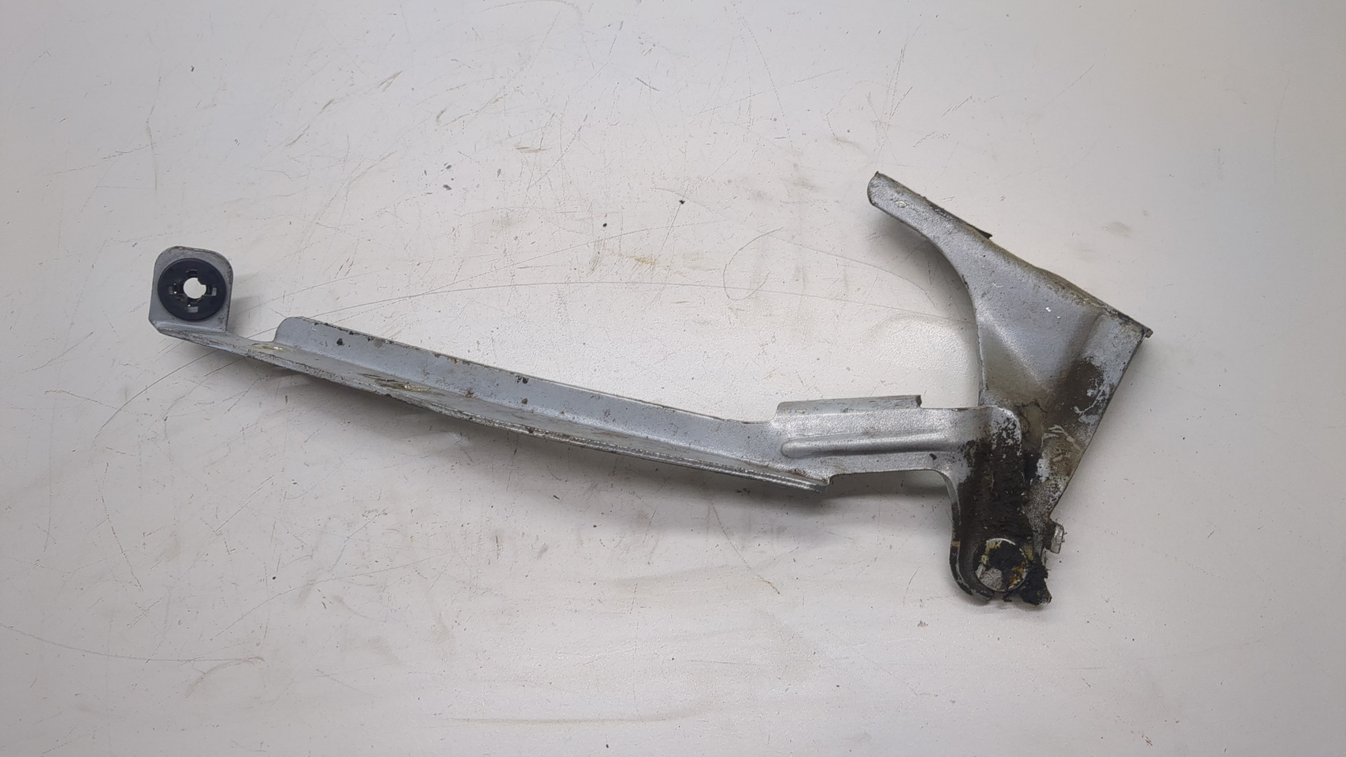 Петля капота левая