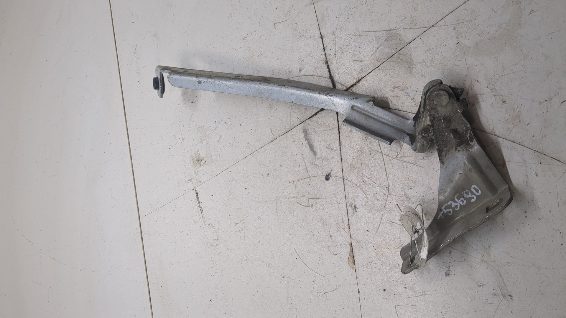 Петля капота левая