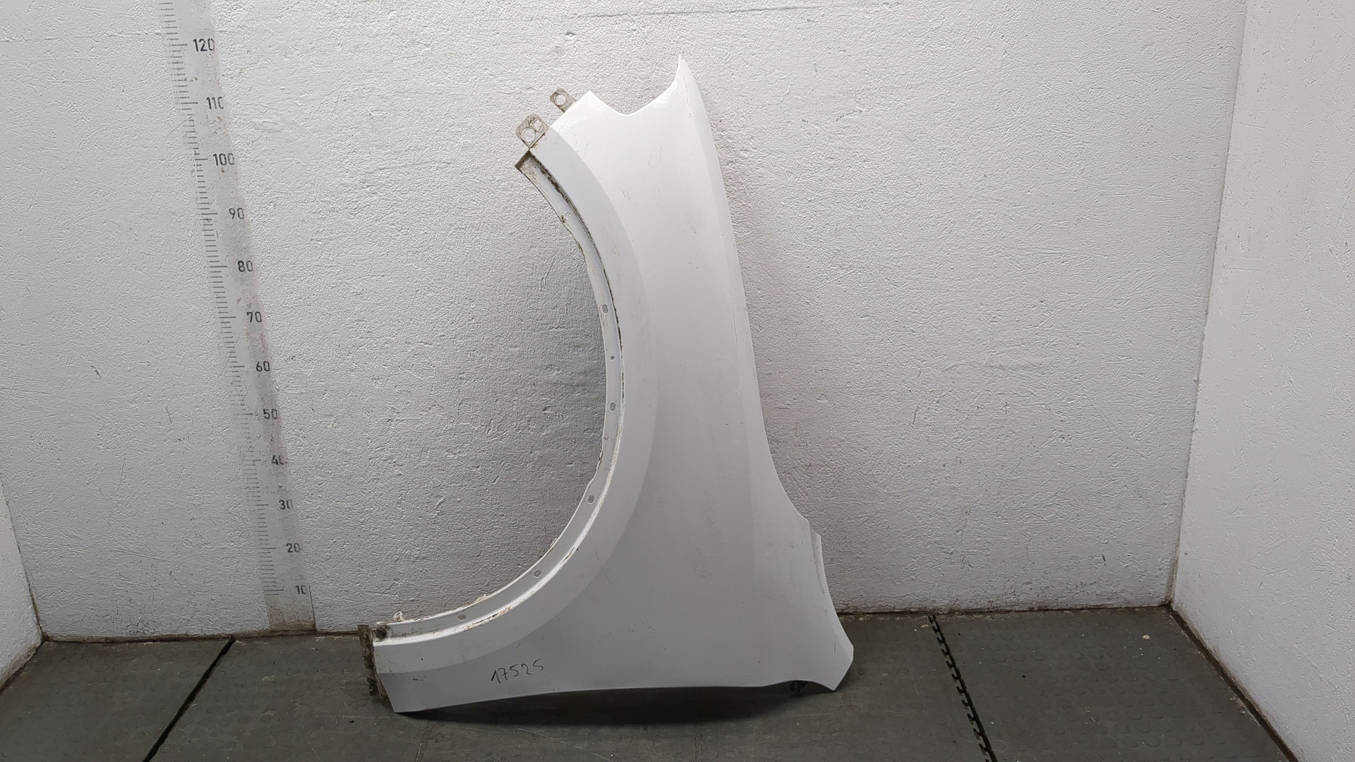 Крыло переднее левое