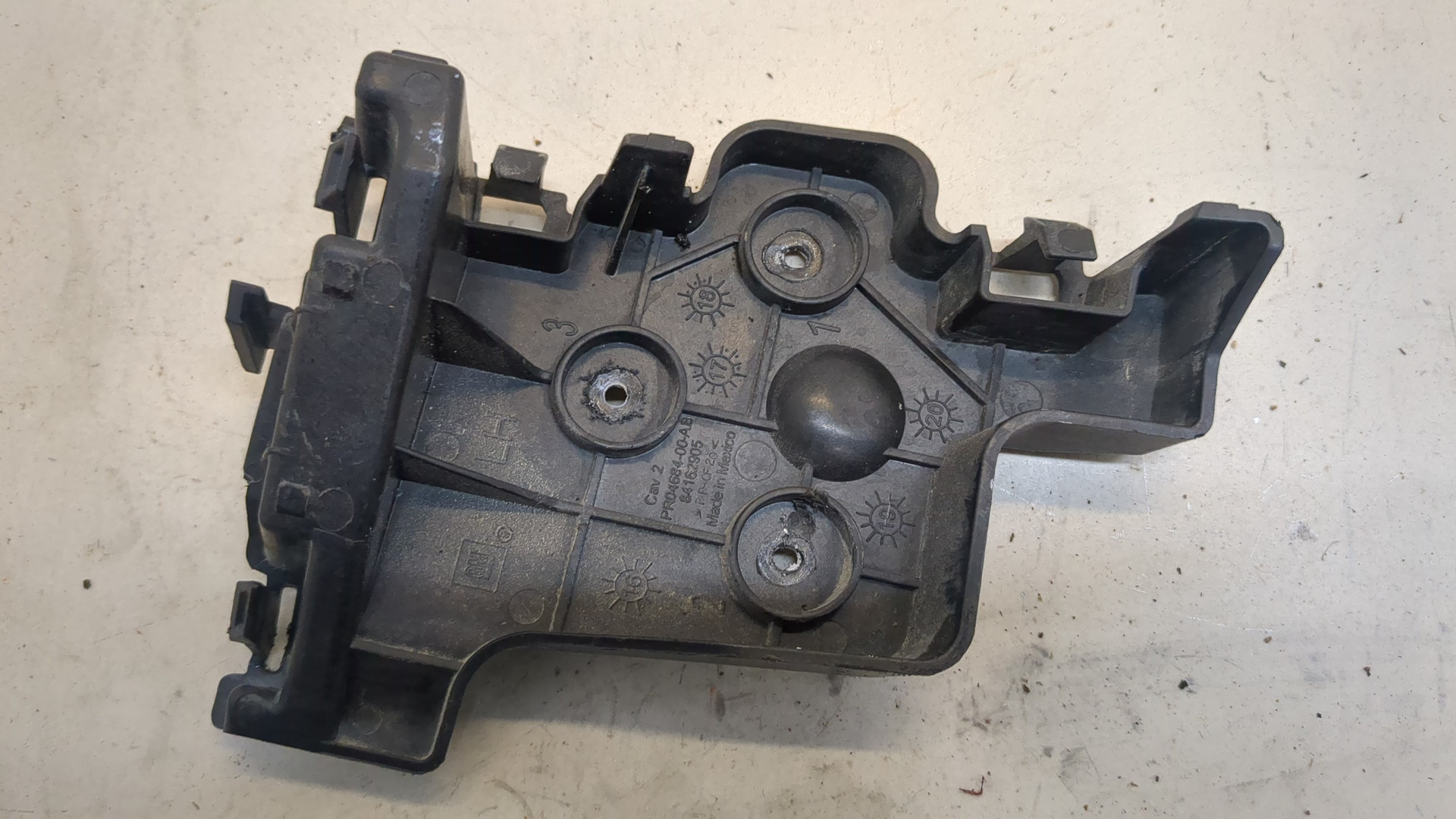 Кронштейн заднего бампера левый