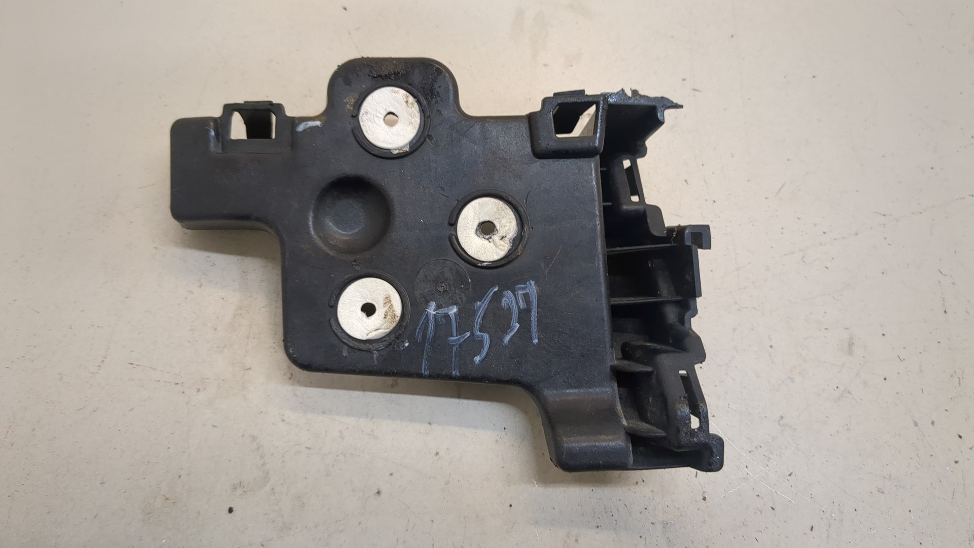 Кронштейн заднего бампера левый