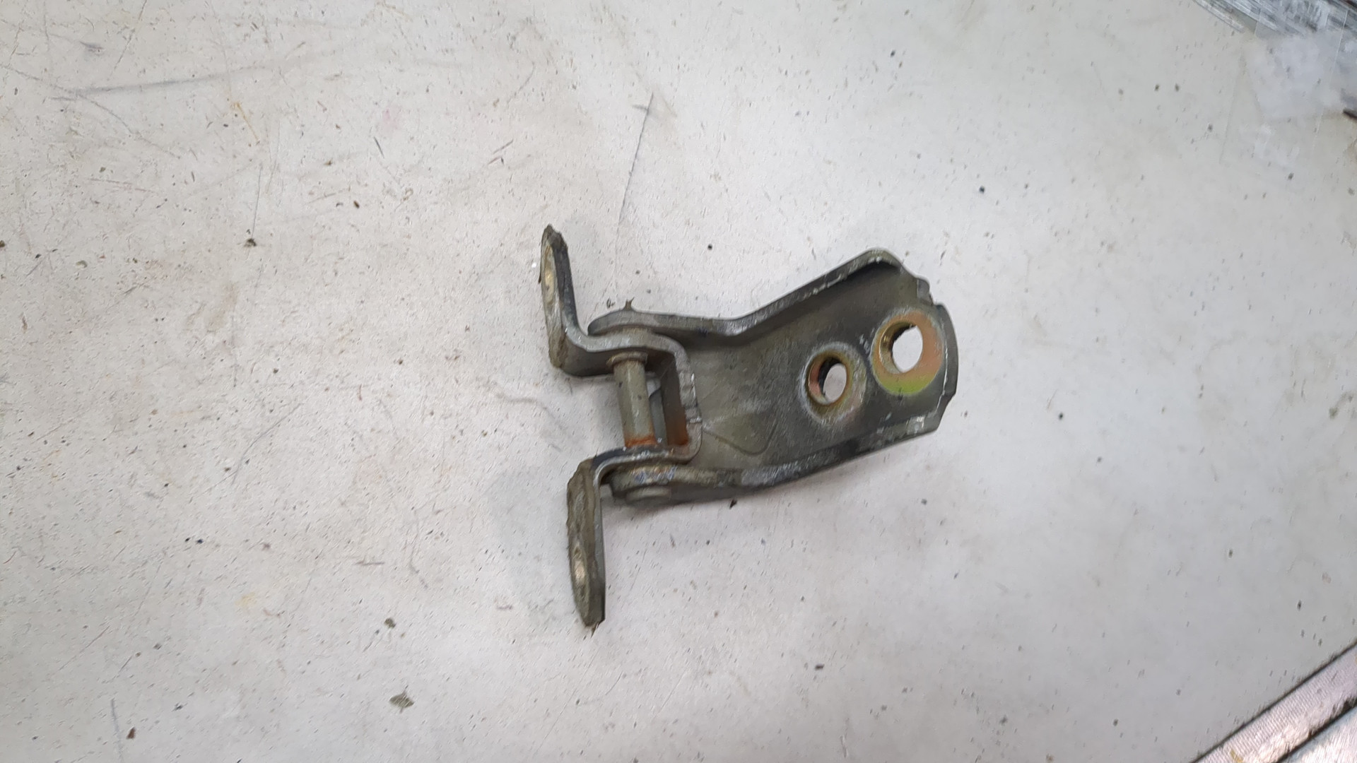 Петля двери