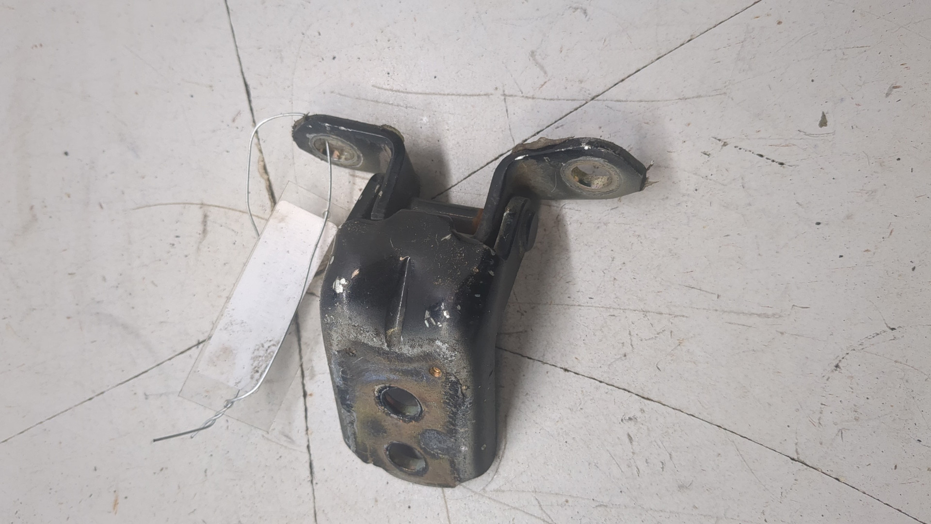 Петля двери