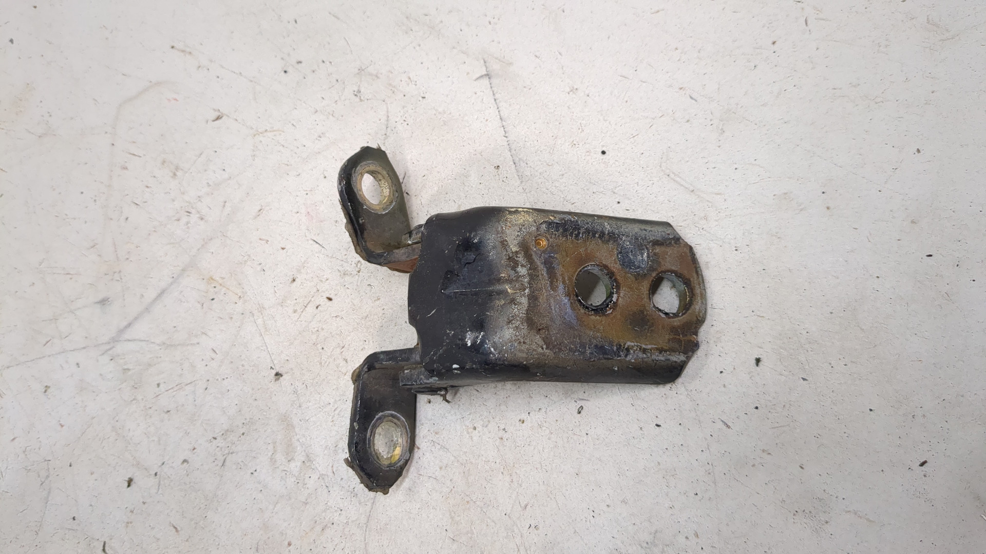 Петля двери