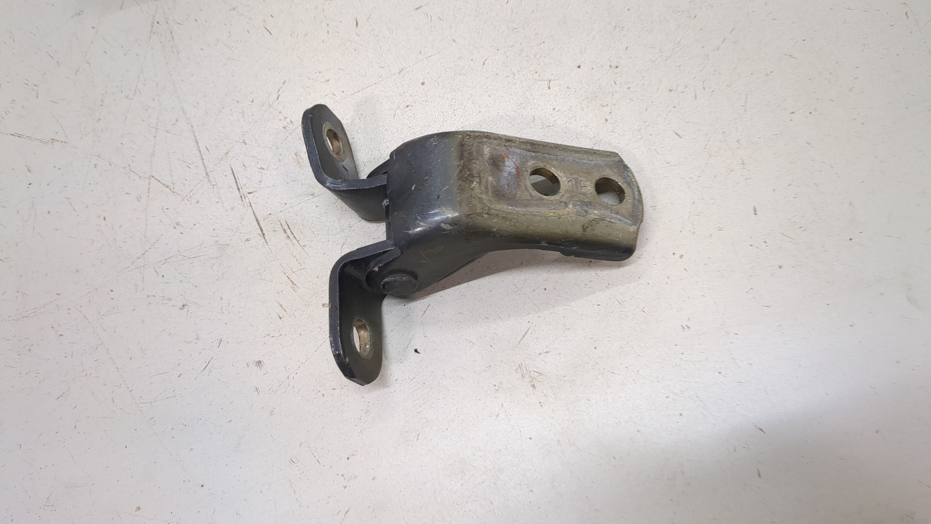 Петля двери