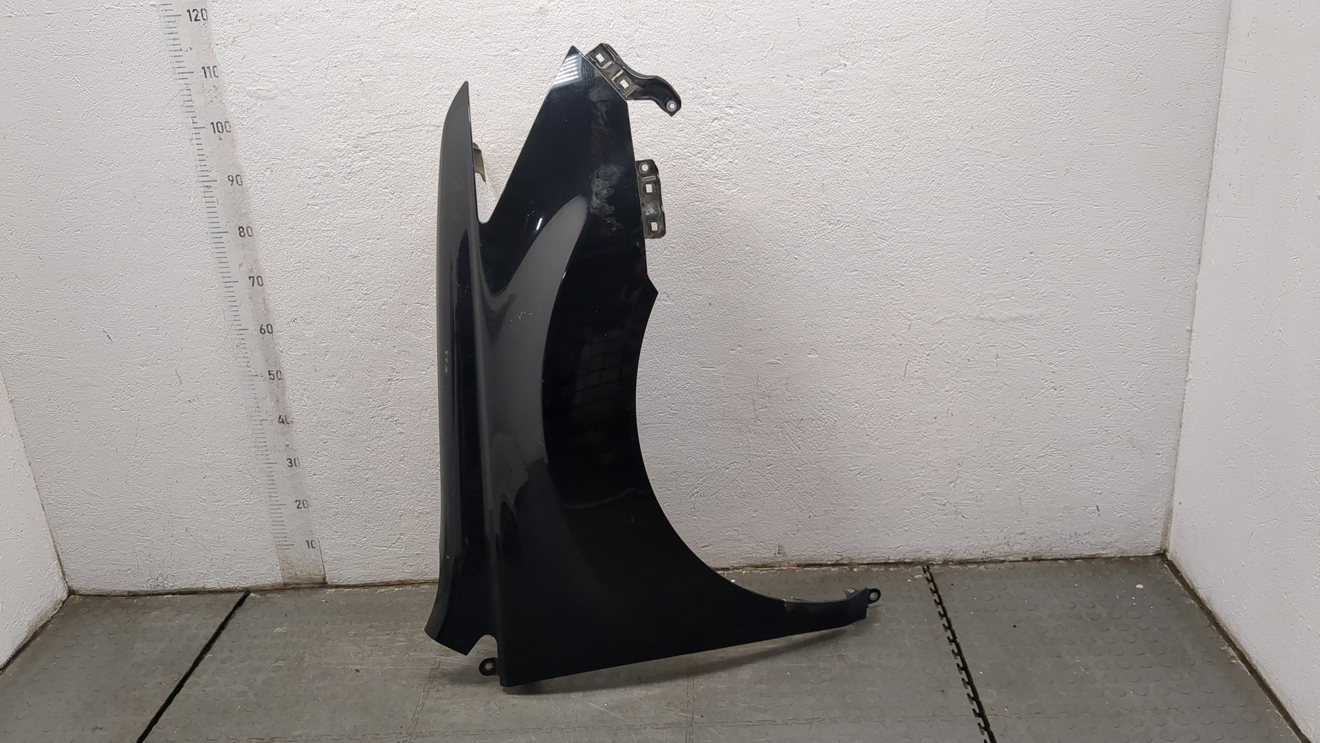 Крыло переднее правое