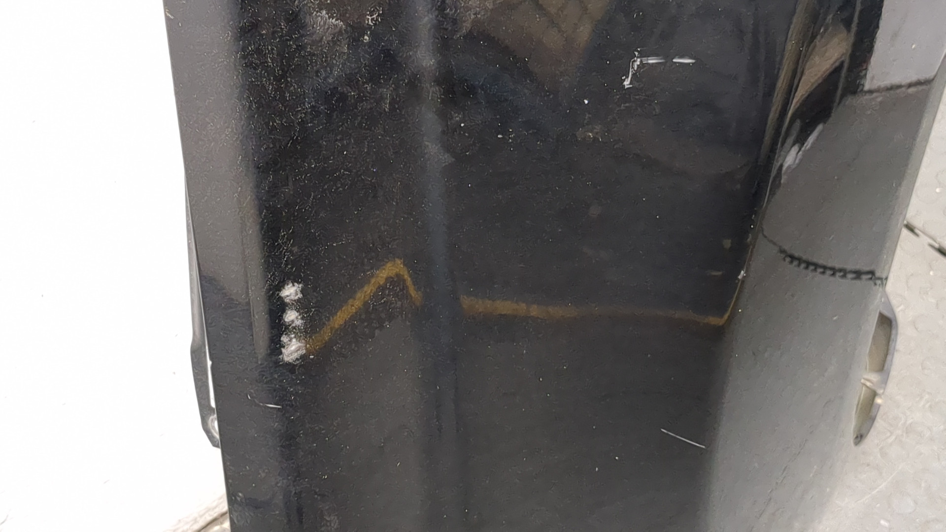 Крыло переднее правое