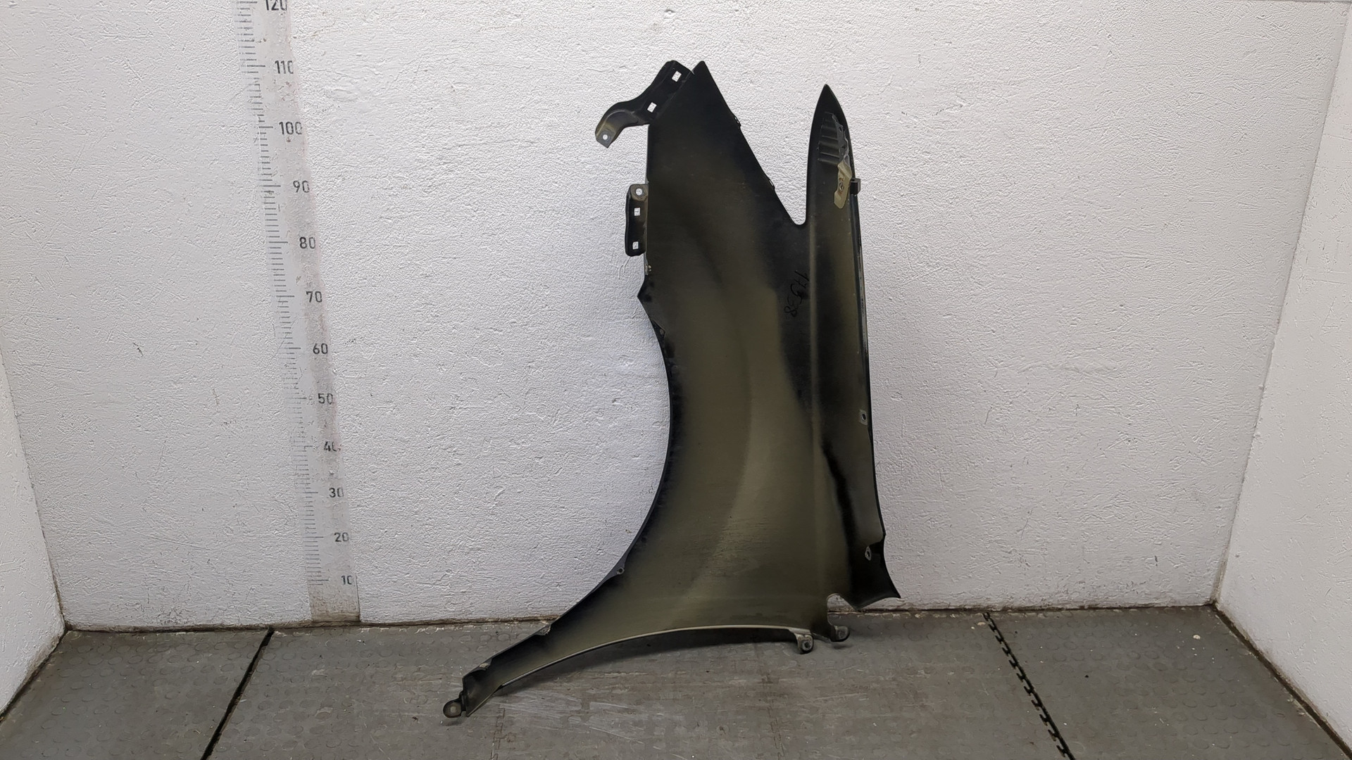 Крыло переднее правое