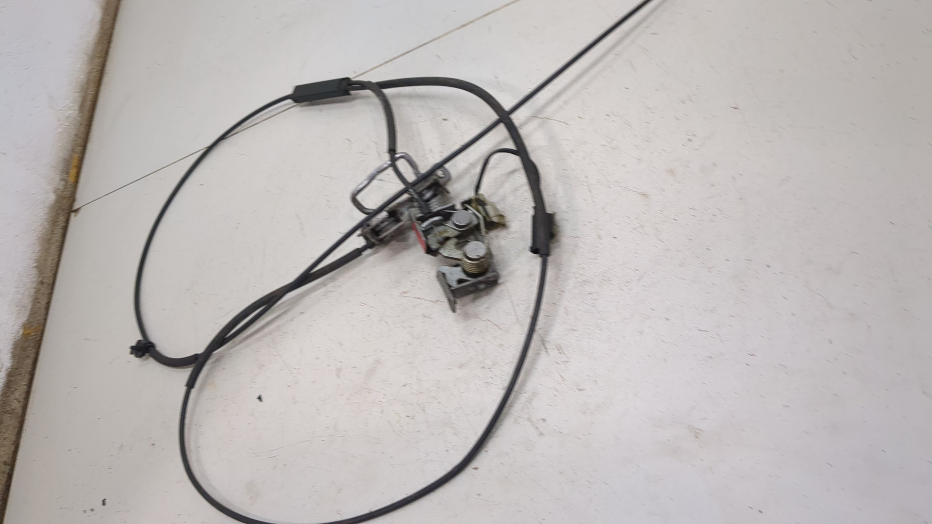 Замок капота