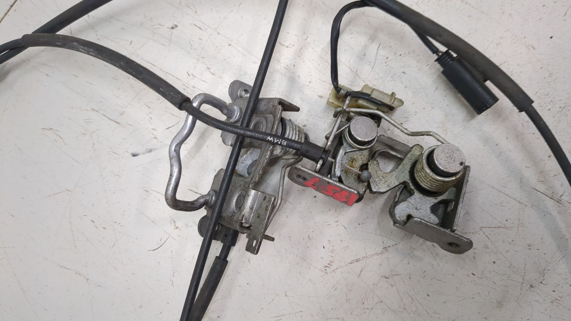 Замок капота